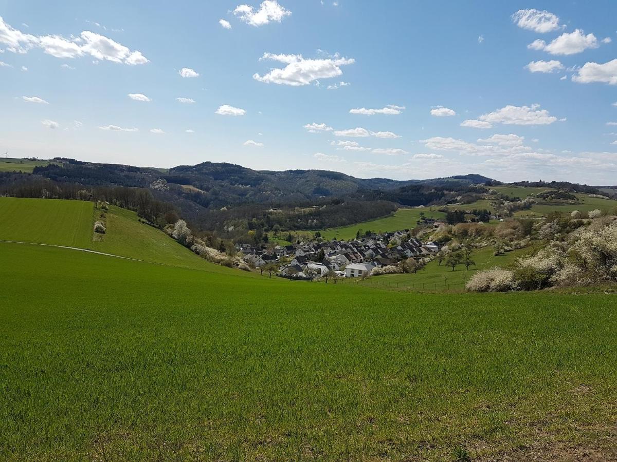Ferienwohnungen Am Aeppelsberg Volkesfeld Bagian luar foto